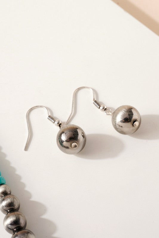 Western Design Metallic Pearl Necklace